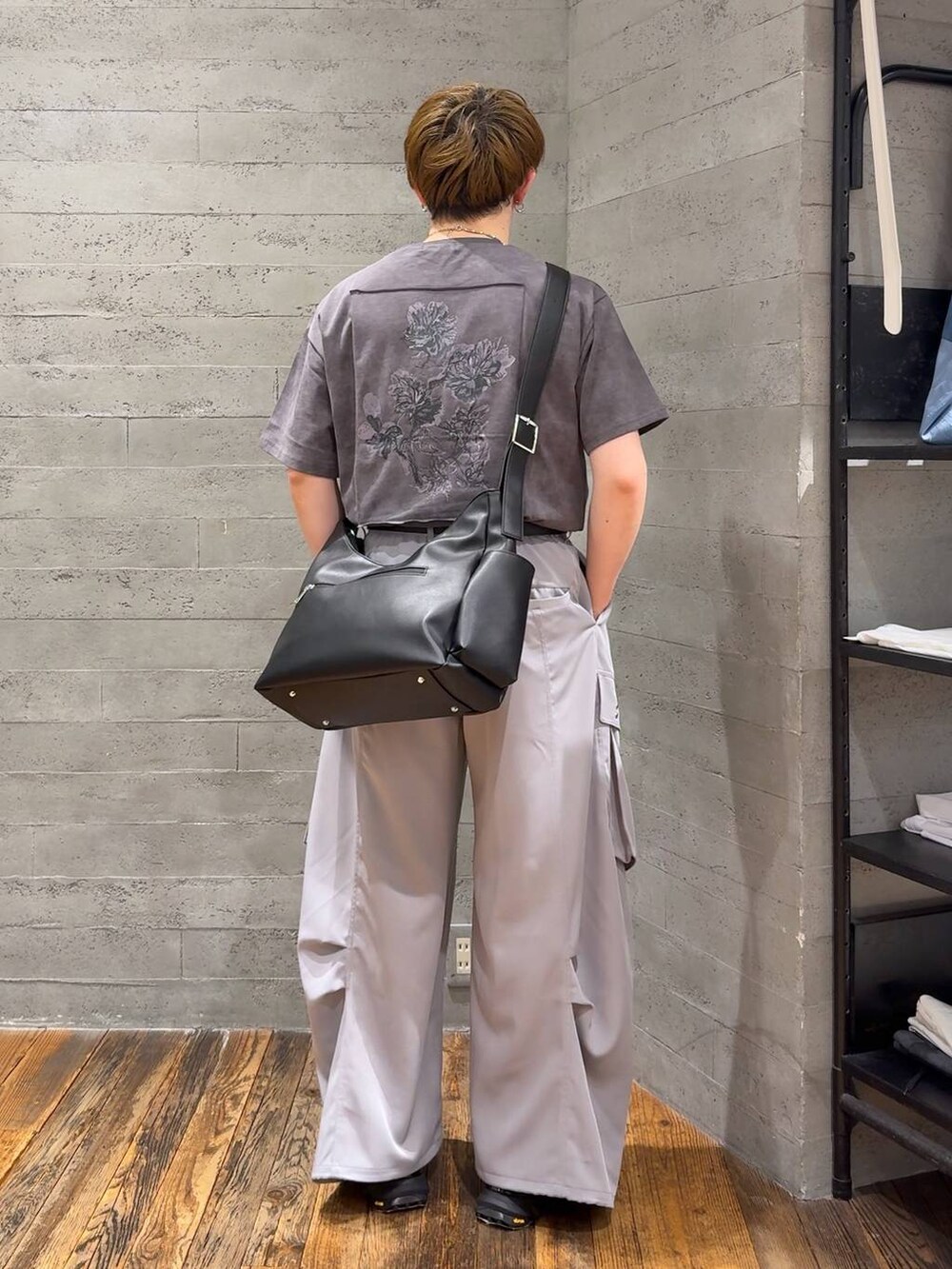 ブラック系のサンダル、グレー系のカーゴパンツ、ブラック系のショルダーバッグを着用したメンズの春コーディネートの3枚目の写真