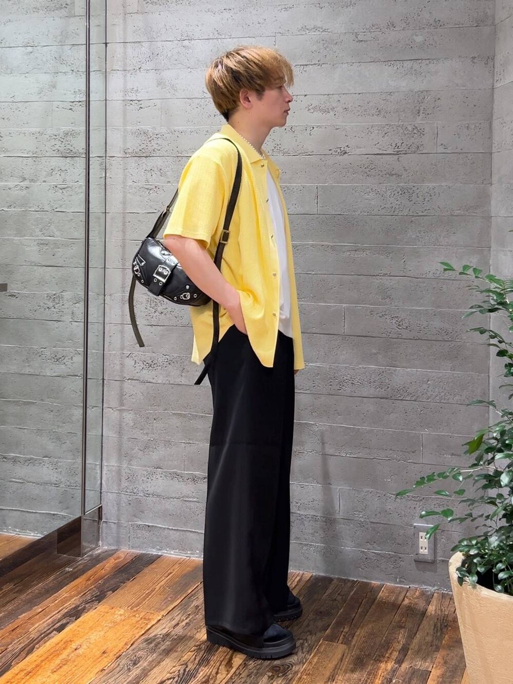 ブラック系のスラックス、ブラック系のショルダーバッグ、ブラック系のサンダルを着用したメンズの夏コーディネートの2枚目の写真