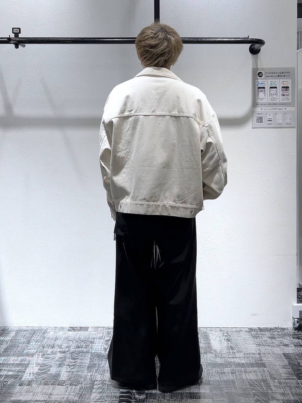 ブラック系のシャツ/ブラウス、ブラック系のドレスシューズ、ブラック系のその他パンツを着用したメンズの冬コーディネートの4枚目の写真