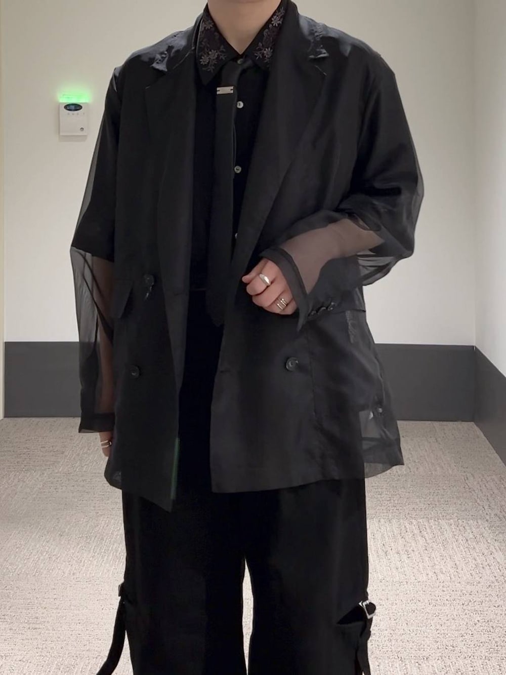 「オーバーサイズ、HARE、低身長、きれいめ、デニムパンツ、ジャケット、モード、モテ、デート/ロマンティック」｜「HAREのシアーダブルジャケット(HARE)（テーラードジャケット、ブラック系）」を使った、HARE     もりたいさん（メンズ・168cm）の春コーディネートの5枚目の写真