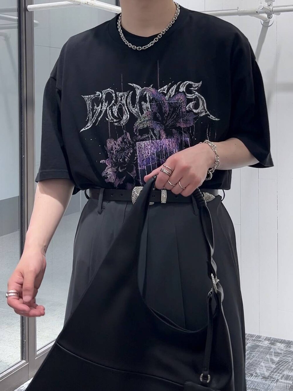 ブラック系のサンダル、ブラック系のTシャツ/カットソー、ブラック系のトートバッグを着用したメンズの春コーディネートの5枚目の写真
