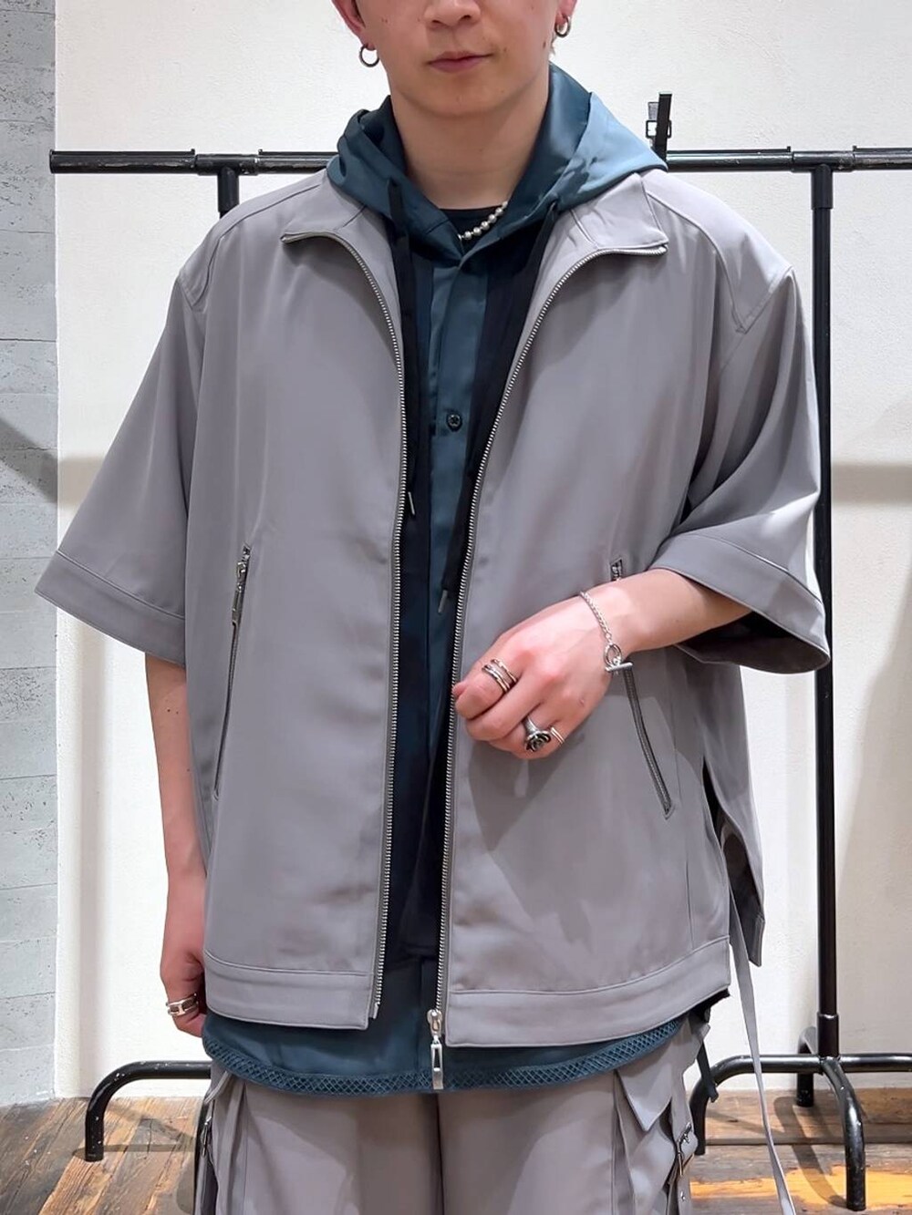 「低身長、きれいめ、モード、オーバーサイズ、HARE、セットアップ、ブルゾン、ワイドパンツ、シャツ」｜「HAREのステンレスブレスレット(HARE)（ブレスレット、シルバー系）」を使った、HARE     もりたいさん（メンズ・168cm）の春コーディネートの5枚目の写真
