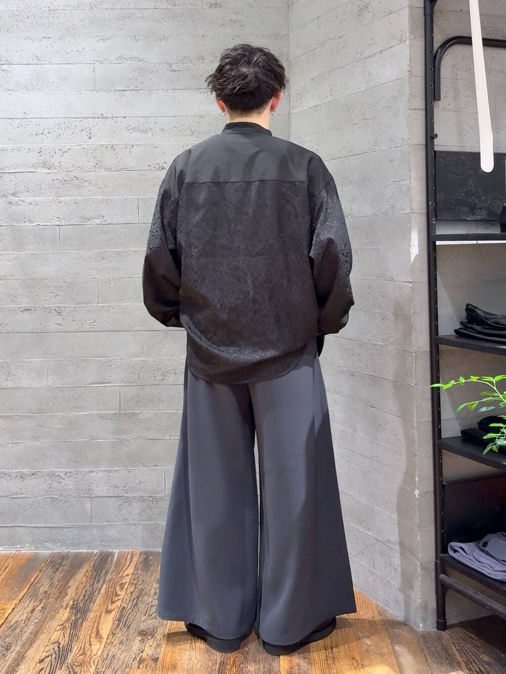 ブラック系のローファー、ブラック系のシャツ/ブラウス、ブラック系のTシャツ/カットソーを着用したメンズの夏コーディネートの3枚目の写真