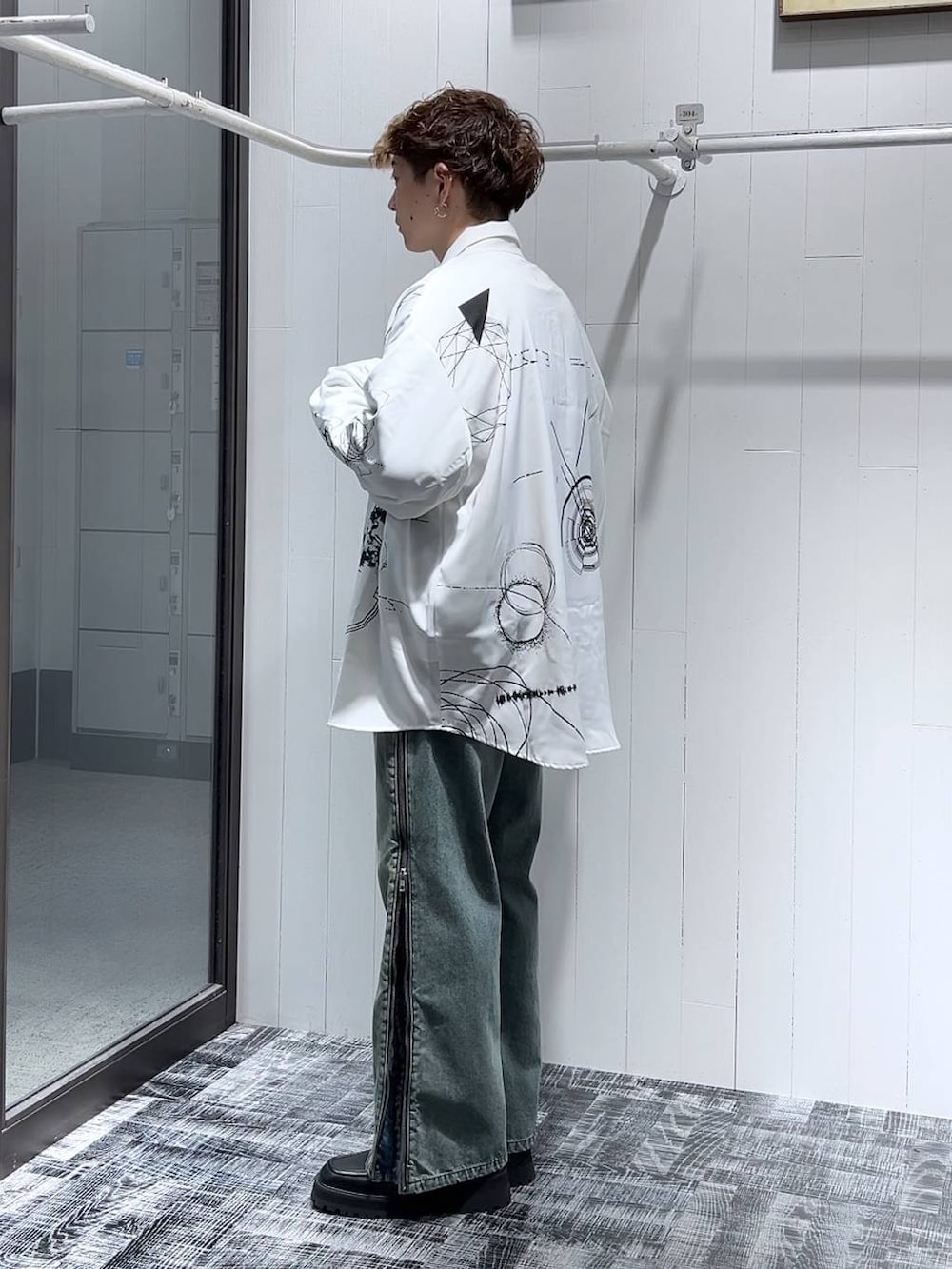 ブルー系のデニムパンツ、ブラック系のドレスシューズ、ホワイト系のシャツ/ブラウスを着用したメンズの夏コーディネートの3枚目の写真