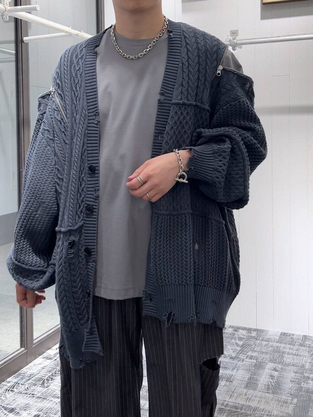 グレー系のTシャツ/カットソー、ブラック系のドレスシューズ、グレー系のその他パンツを着用したメンズの夏コーディネートの6枚目の写真