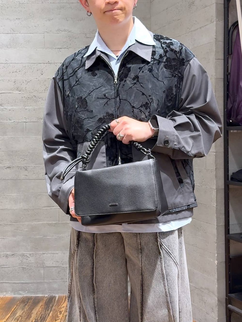 ブラック系のショルダーバッグ、グレー系のブルゾン、ブラック系のサンダルを着用したメンズの夏コーディネートの5枚目の写真