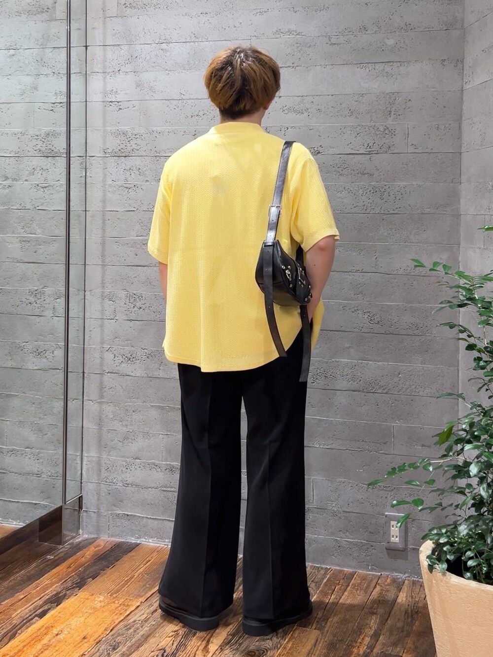 ブラック系のスラックス、ブラック系のショルダーバッグ、ブラック系のサンダルを着用したメンズの夏コーディネートの3枚目の写真