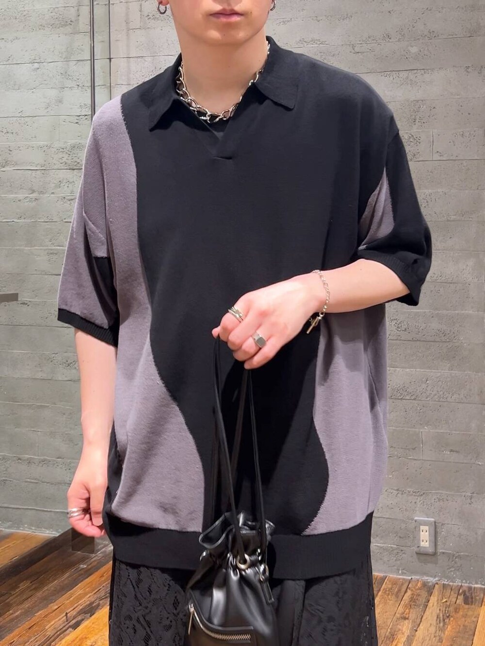 ブラック系のその他パンツ、ブラック系のサンダル、ブラック系のショルダーバッグを着用したメンズの夏コーディネートの5枚目の写真