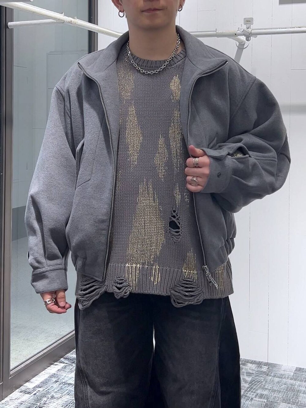 「低身長、きれいめ、モード、オーバーサイズ、HARE、デニムパンツ、ブルゾン、セールコーデ、ニット」|「HAREのウールスタンドブルゾン(HARE)(ブルゾン、グレー系)」を使った、HARE もりたいさん(メンズ・168cm)の冬コーディネートの5枚目の写真