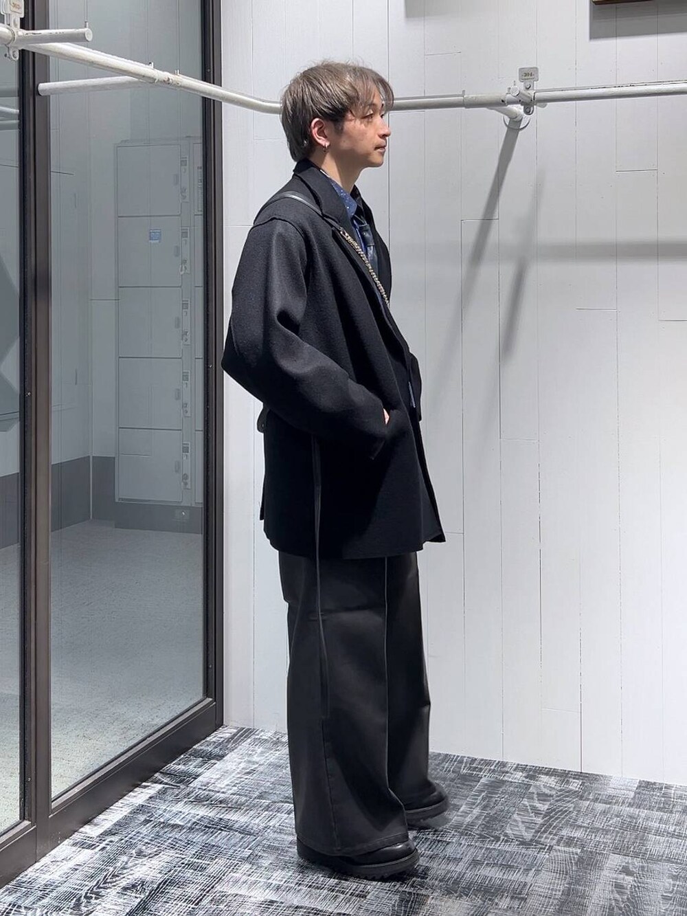 ブラック系のテーラードジャケット、ブラック系のその他パンツ、ブラック系のドレスシューズを着用したメンズの冬コーディネートの2枚目の写真