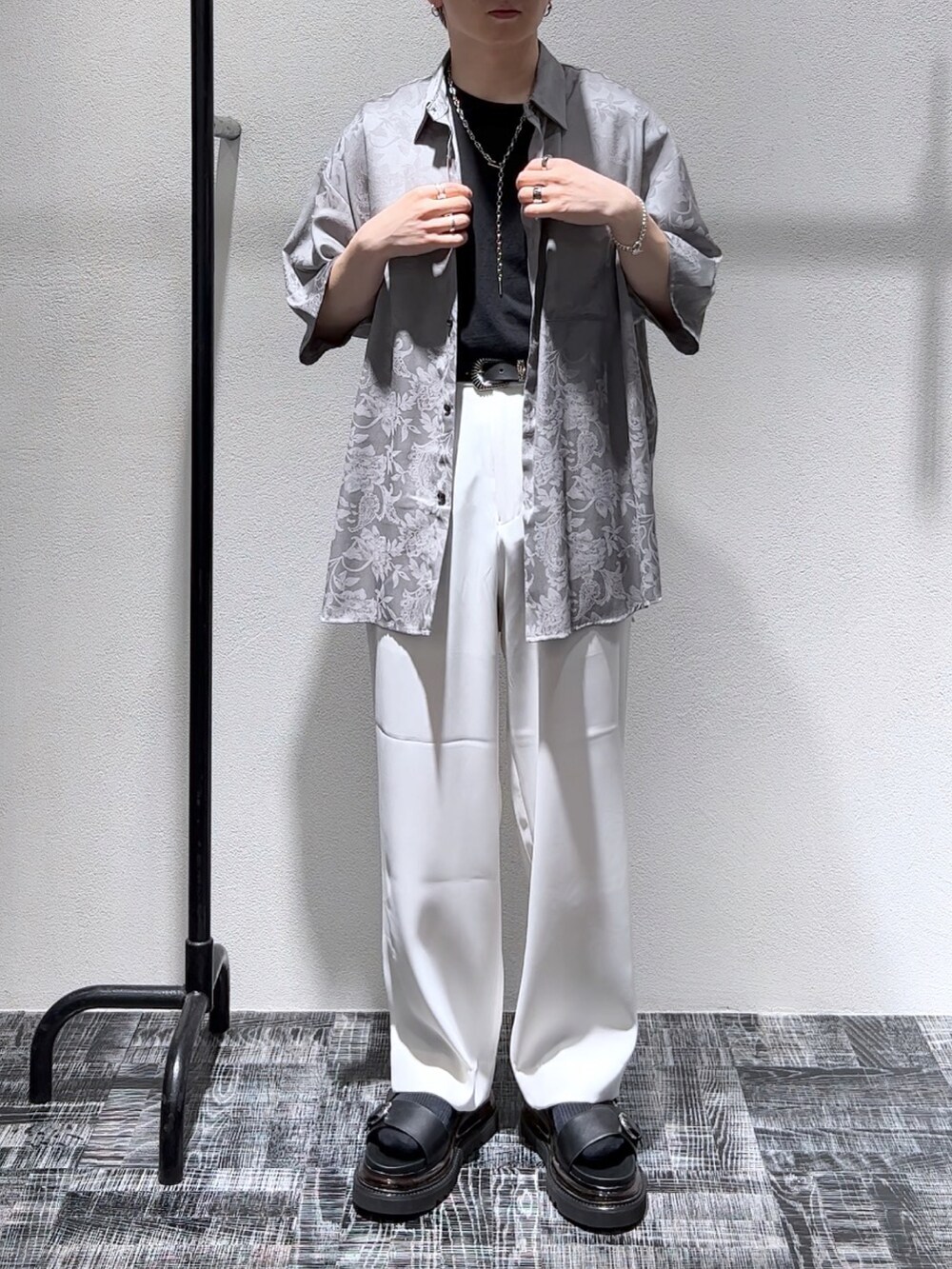 グレー系のシャツ/ブラウス、ホワイト系のその他パンツ、ブラック系のサンダルを着用したメンズの夏コーディネートの2枚目の写真