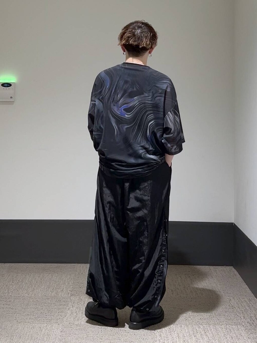 ブラック系のTシャツ/カットソー、ブラック系のドレスシューズ、ブラック系のTシャツ/カットソーを着用したメンズの夏コーディネートの3枚目の写真