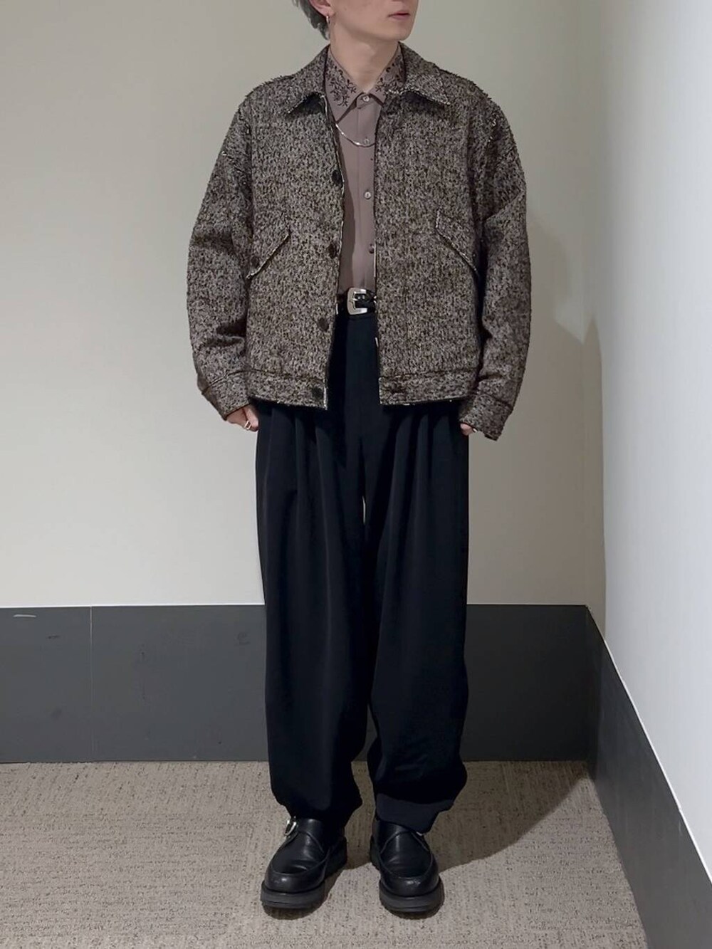 ブラウン系のブルゾン、ピンク系のシャツ/ブラウス、ブラック系のドレスシューズを着用したメンズの冬コーディネートの2枚目の写真