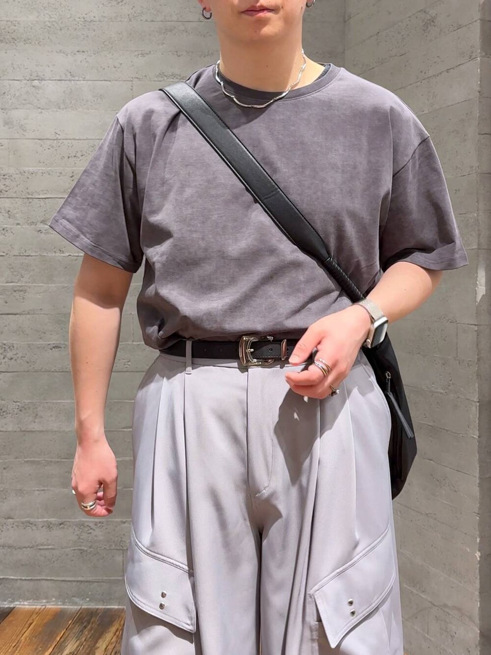 ブラック系のサンダル、グレー系のカーゴパンツ、ブラック系のショルダーバッグを着用したメンズの春コーディネートの5枚目の写真