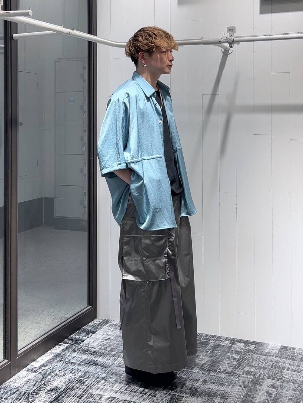 ブラック系のドレスシューズ、グレー系のTシャツ/カットソー、シルバー系のカーゴパンツを着用したメンズの夏コーディネートの2枚目の写真