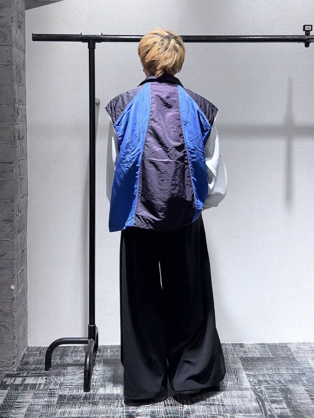 ブラック系のスラックス、ホワイト系のシャツ/ブラウス、ブラック系のブーツを着用したメンズの冬コーディネートの4枚目の写真