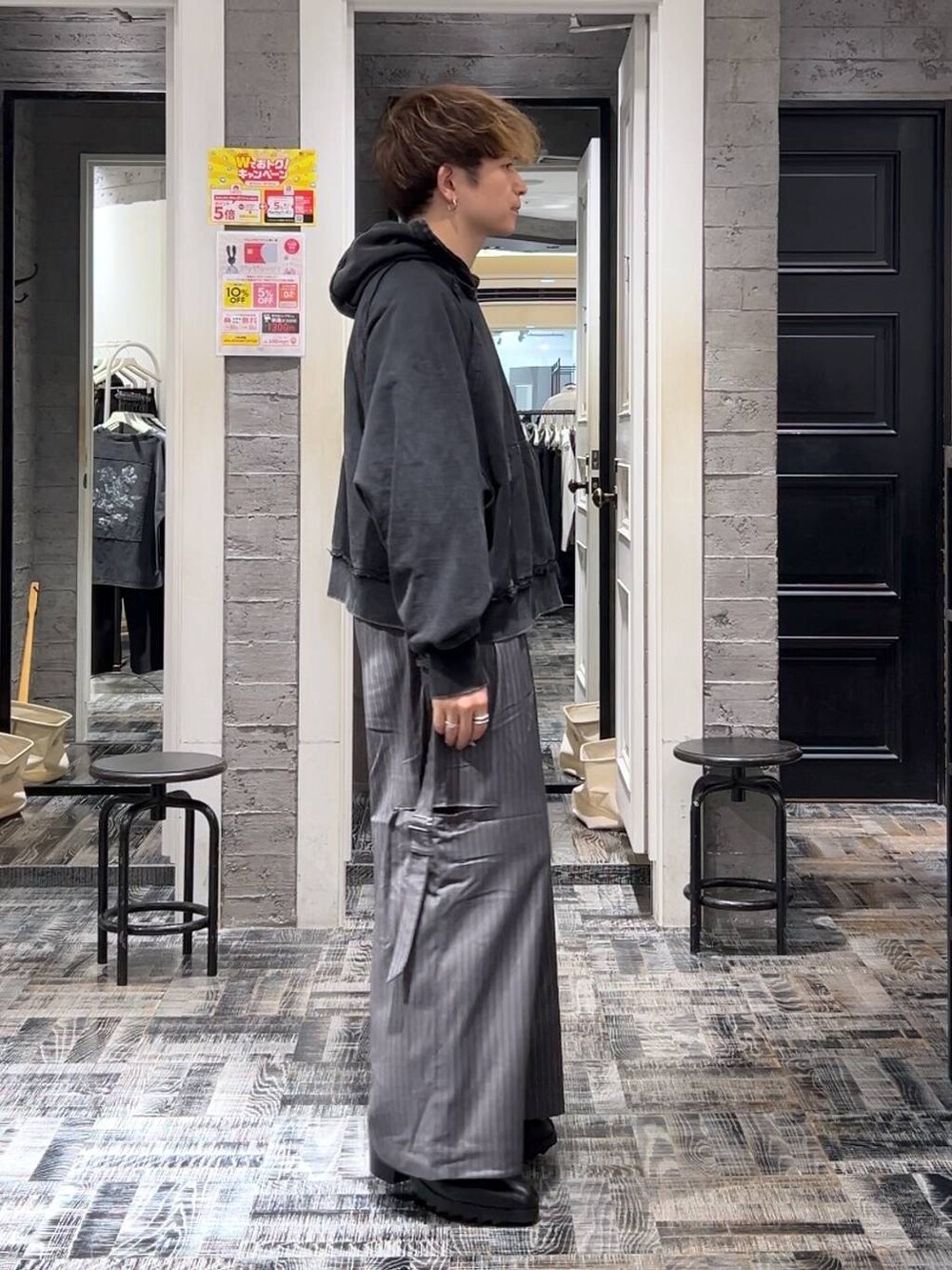 ブラック系のドレスシューズ、グレー系のその他パンツ、ブラック系のパーカーを着用したメンズの秋コーディネートの3枚目の写真