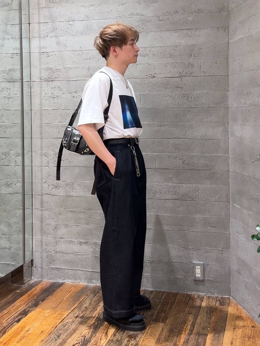 ブラック系のショルダーバッグ、ブラック系のサンダル、ホワイト系のTシャツ/カットソーを着用したメンズの夏コーディネートの2枚目の写真