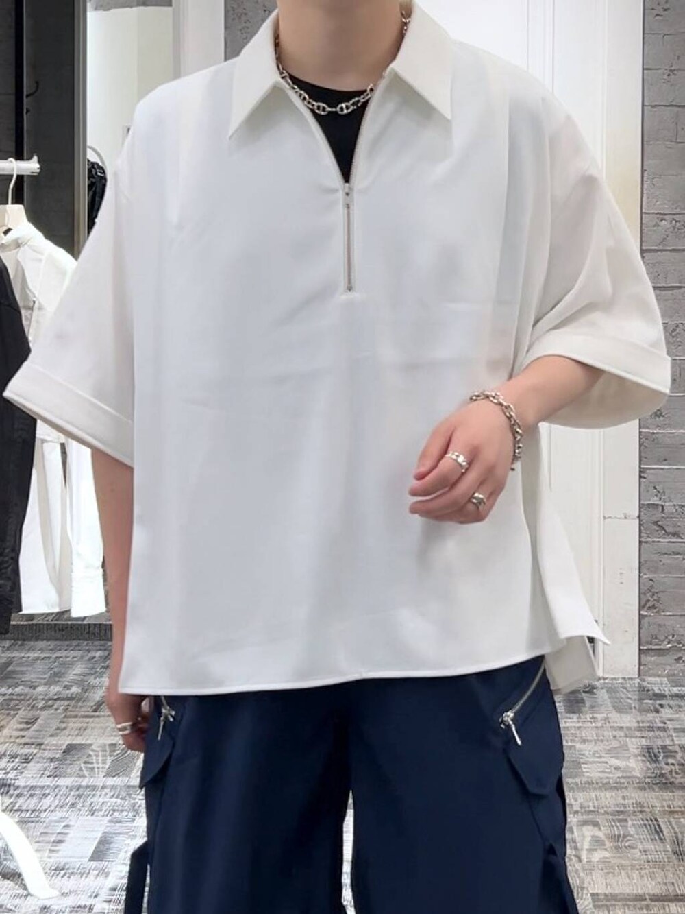 ホワイト系のシャツ/ブラウス、ブルー系のカーゴパンツ、ブラック系のドレスシューズを着用したメンズの夏コーディネートの5枚目の写真