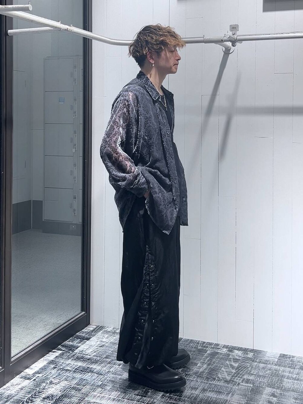 ブラック系のドレスシューズ、ブラック系のショルダーバッグ、ブラック系のTシャツ/カットソーを着用したメンズの夏コーディネートの3枚目の写真