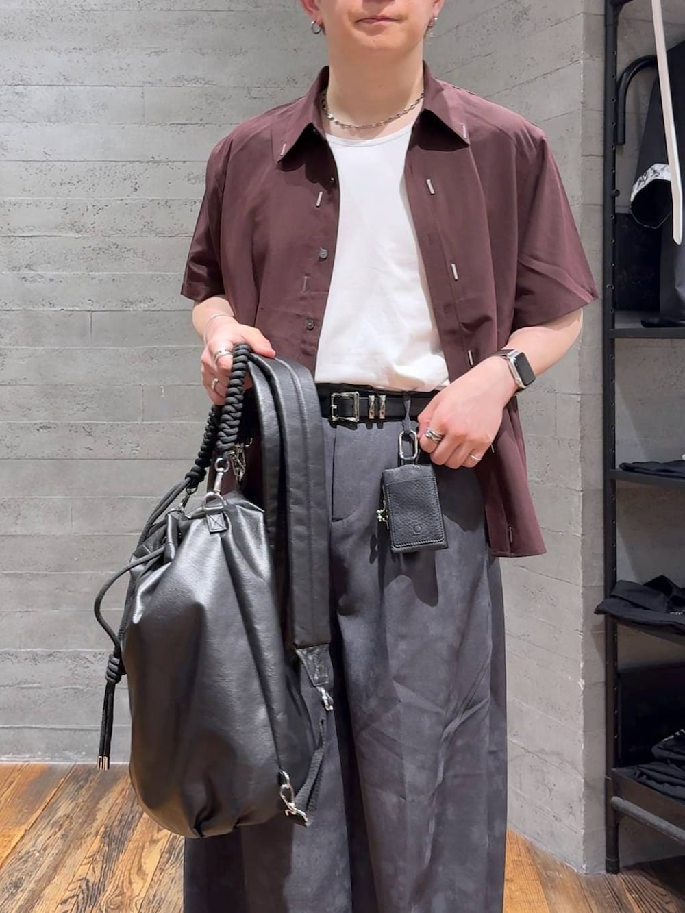 ブラウン系のシャツ/ブラウス、ホワイト系のTシャツ/カットソー、グレー系のスラックスを着用したメンズの夏コーディネートの5枚目の写真