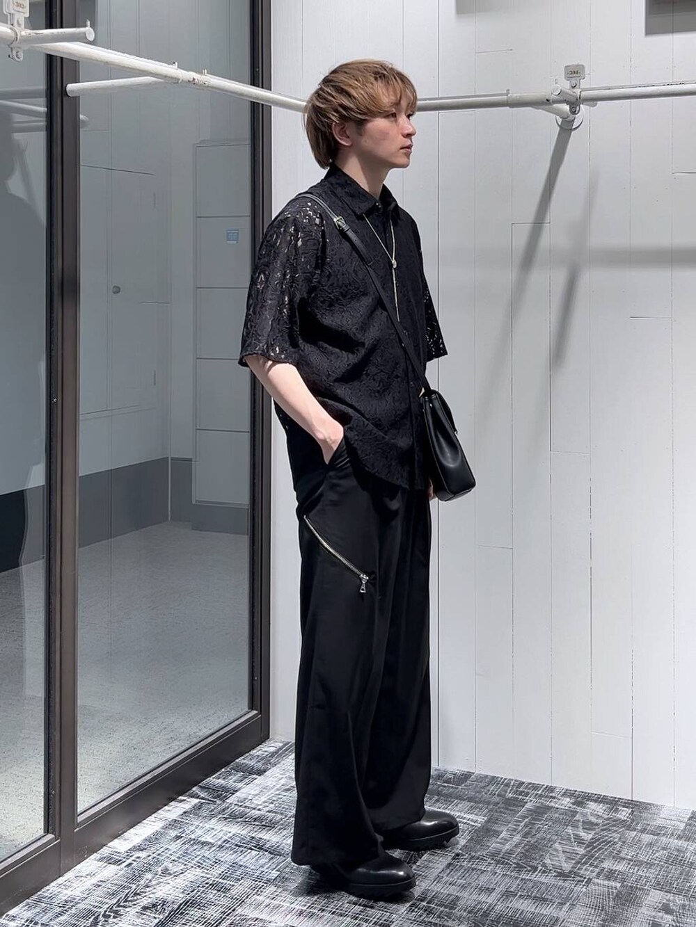 ブラック系のドレスシューズ、ブラック系のショルダーバッグ、ブラック系のシャツ/ブラウスを着用したメンズの春コーディネートの2枚目の写真