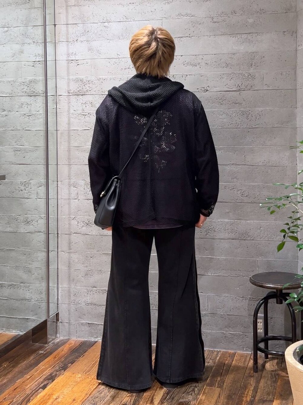 「低身長、きれいめ、モード、オーバーサイズ、HARE、スウェットパンツ、ワイドパンツ、パーカー、Tシャツ」|「HAREのVINTAGEライクプリントカットソー(HARE)(Tシャツ/カットソー、パープル系)」を使った、HARE もりたいさん(メンズ・168cm)の春コーディネートの3枚目の写真