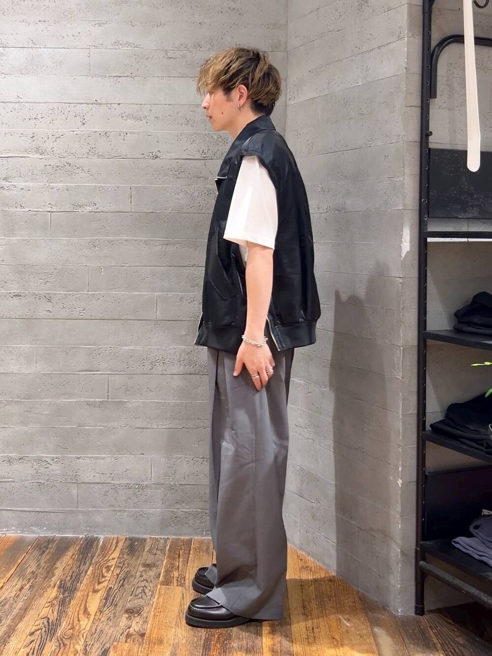 ホワイト系のTシャツ/カットソー、ブラック系のローファー、グレー系のスラックスを着用したメンズの夏コーディネートの4枚目の写真