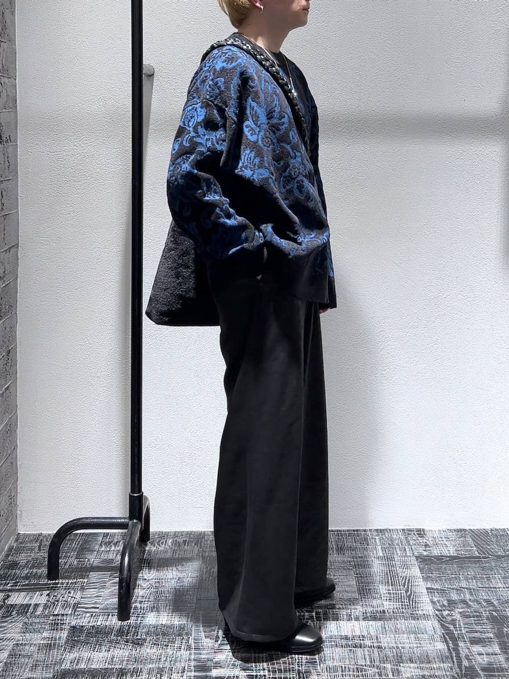 ブラック系のドレスシューズ、ブラック系のニット/セーター、ブラック系のその他パンツを着用したメンズの冬コーディネートの3枚目の写真