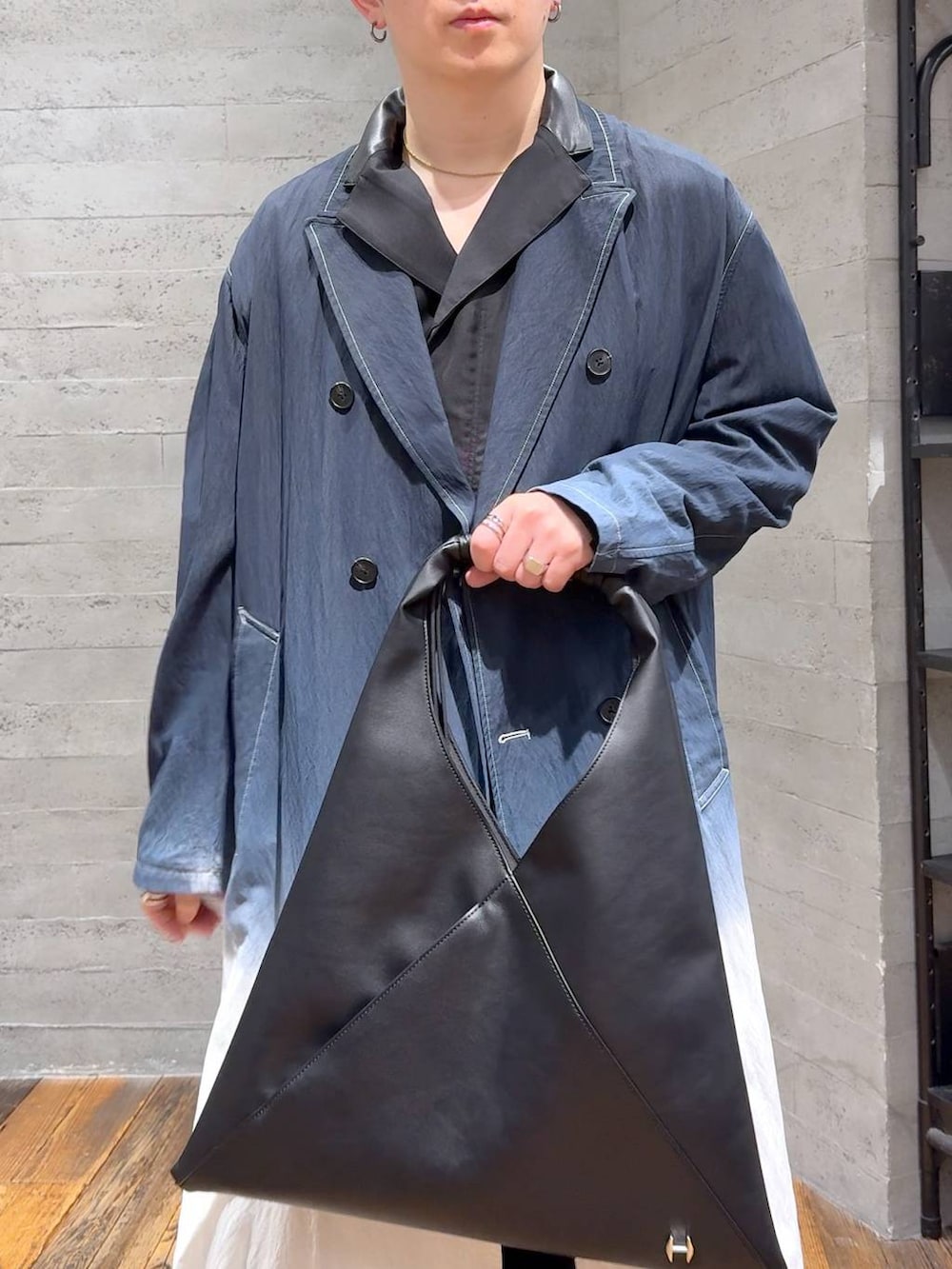 ブラック系のドレスシューズ、ブラック系のトレンチコート、ブラック系のサロペット/オーバーオールを着用したメンズの春コーディネートの5枚目の写真