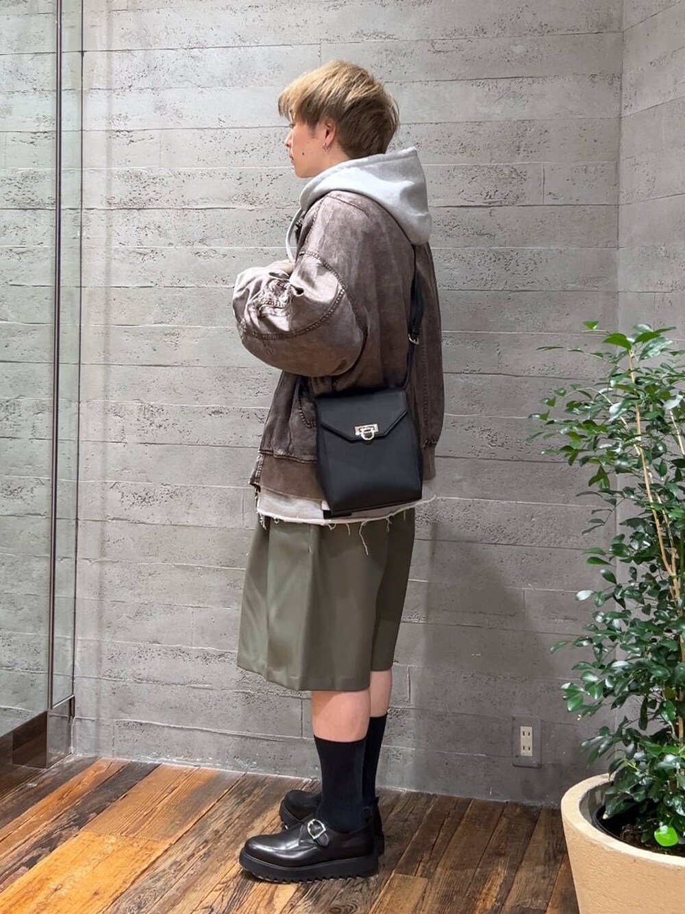 「春コーデ、低身長、きれいめ、モード、オーバーサイズ、HARE、パーカー、ハーフパンツ、ブルゾン」｜「HAREのHAREオリジナルウラケZIPパーカー(HARE)（パーカー、グレー系）」を使った、HARE     もりたいさん（メンズ・168cm）の春コーディネートの4枚目の写真