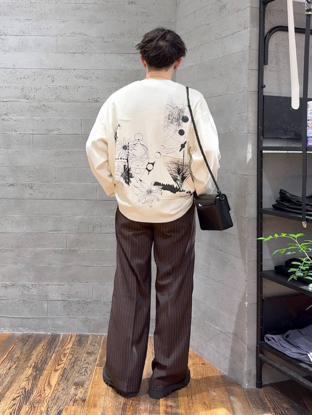 ブラック系のドレスシューズ、ブラック系のショルダーバッグ、ブラウン系のスラックスを着用したメンズの夏コーディネートの3枚目の写真