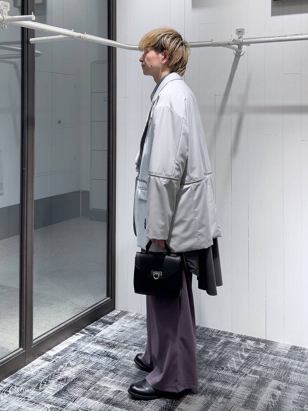 グレー系のテーラードジャケット、パープル系のその他パンツ、ブラック系のドレスシューズを着用したメンズの春コーディネートの4枚目の写真