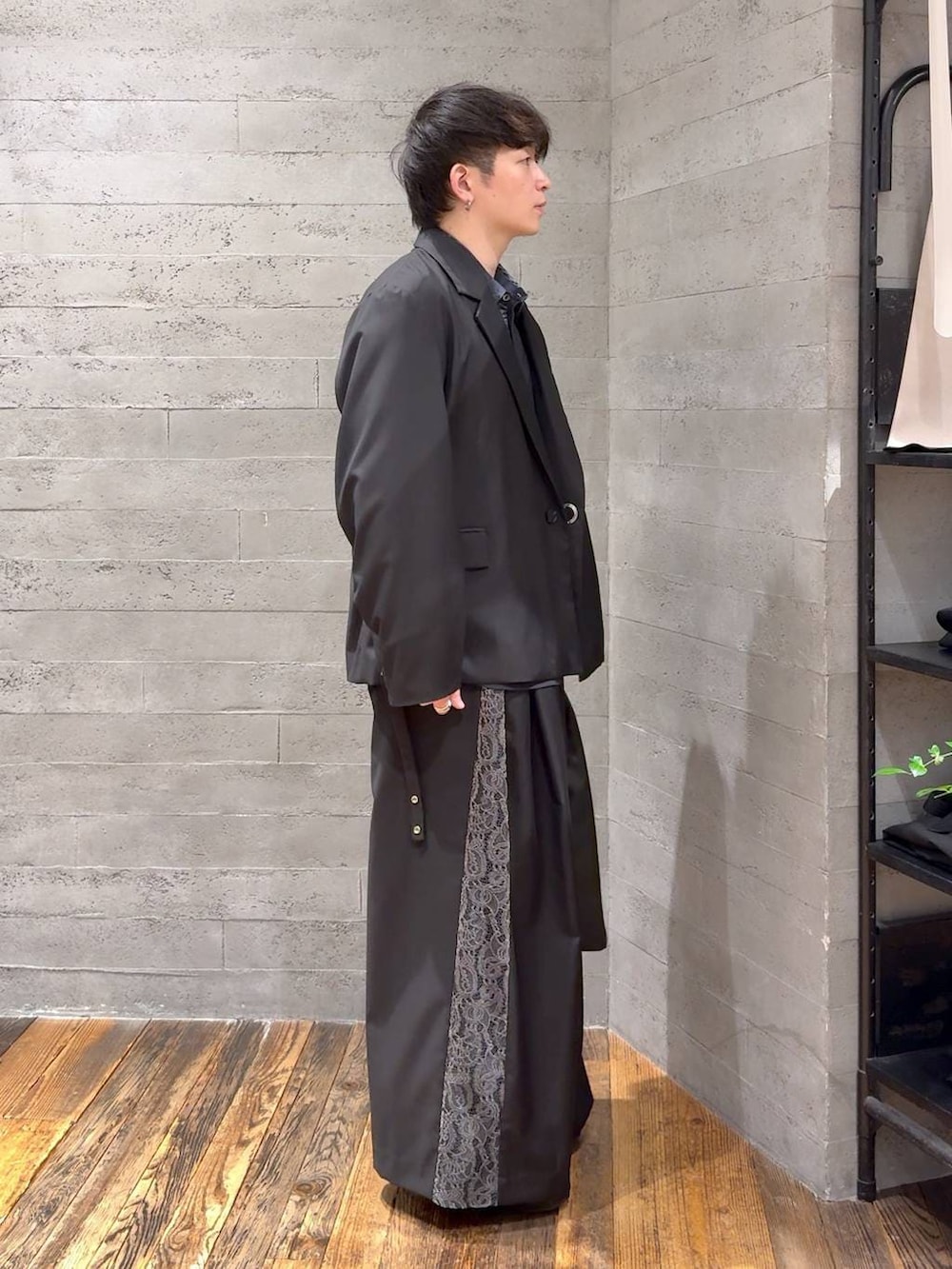 ブラック系のトートバッグ、ブラック系のブーツ、ブラック系のその他パンツを着用したメンズの冬コーディネートの2枚目の写真