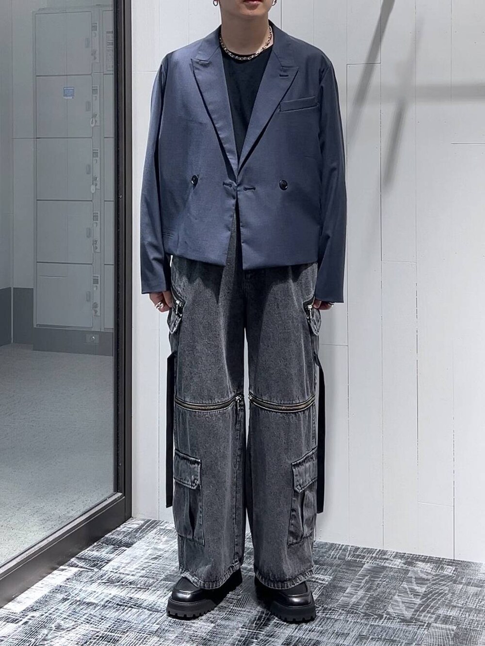 グレー系のデニムパンツ、ブラック系のドレスシューズ、ブラック系のTシャツ/カットソーを着用したメンズの夏コーディネートの2枚目の写真