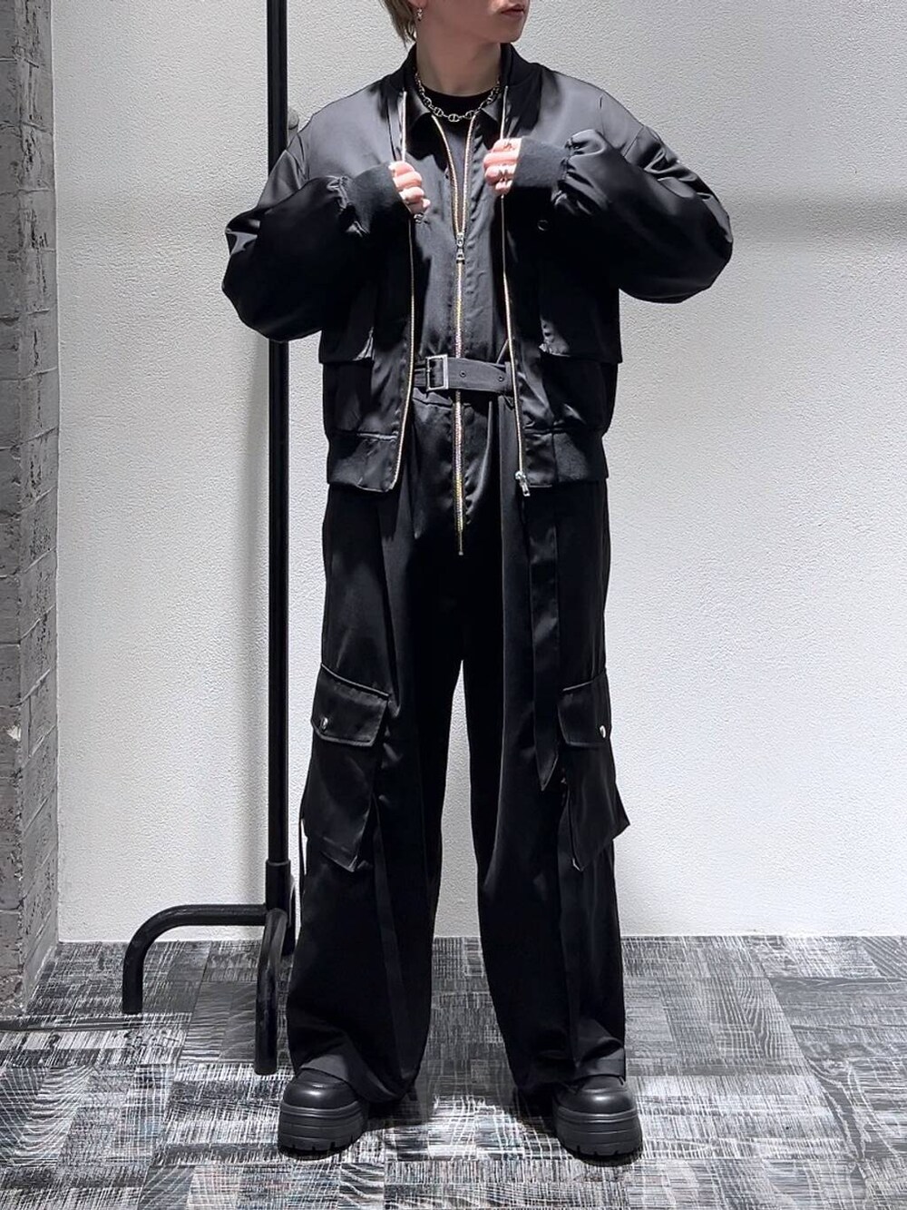 ブラック系のスニーカー、ブラック系のつなぎ/オールインワン、シルバー系のブレスレットを着用したメンズの春コーディネートの2枚目の写真