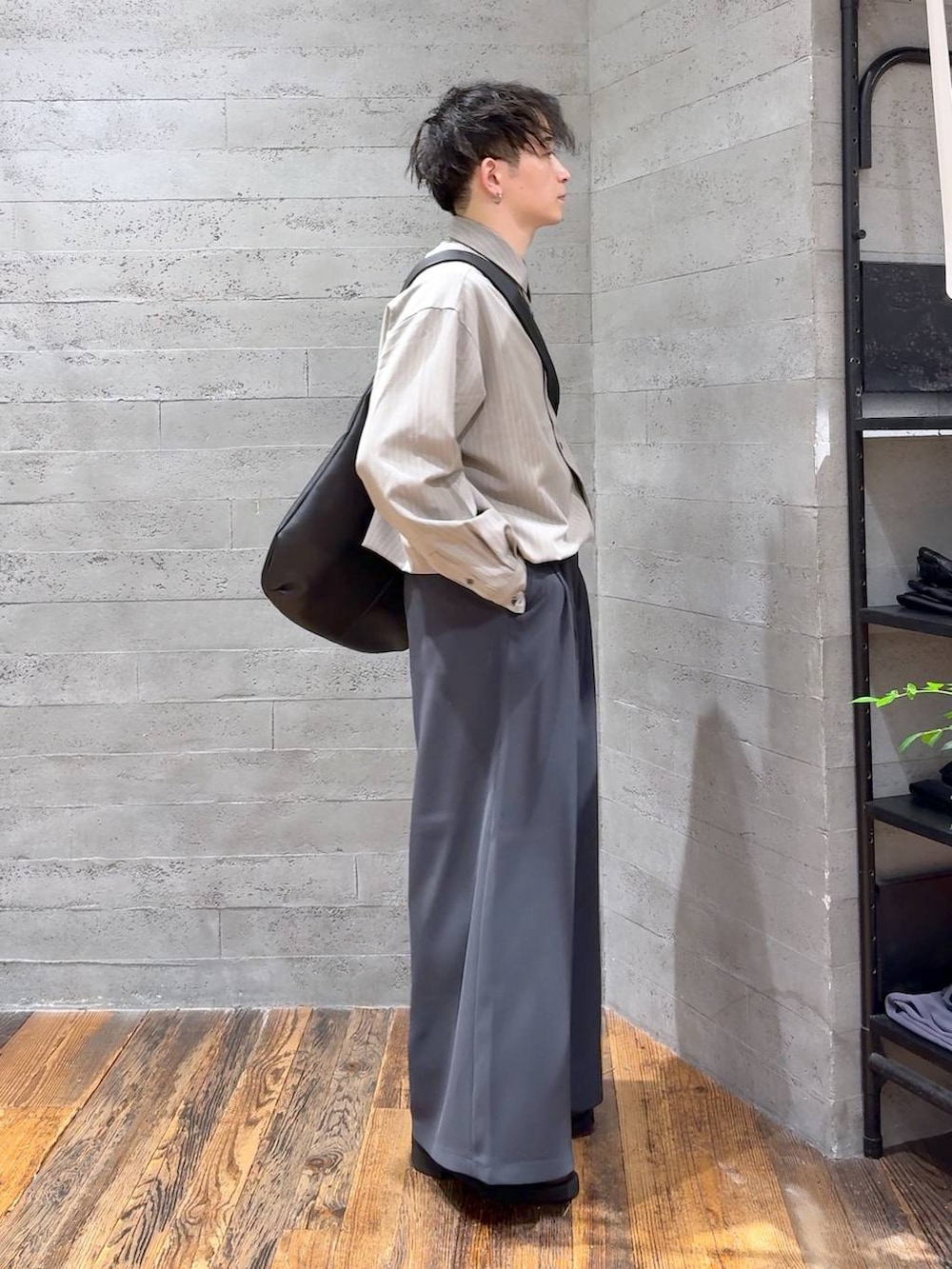 ブラック系のローファー、ブラック系のショルダーバッグ、シルバー系のピアス（片耳用）を着用したメンズの夏コーディネートの2枚目の写真