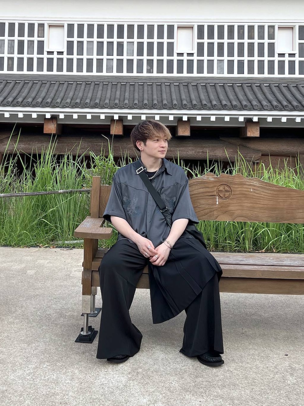 ブラック系のスラックス、グレー系のシャツ/ブラウスを着用したメンズの夏コーディネートの3枚目の写真