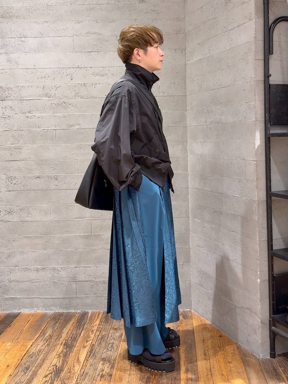 グリーン系のその他パンツ、ブラック系のブルゾン、ブラック系のショルダーバッグを着用したメンズの春コーディネートの2枚目の写真