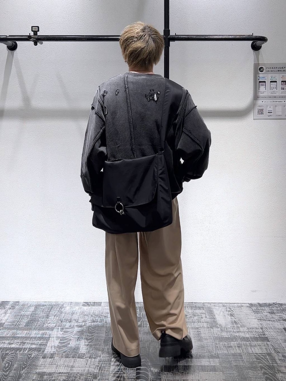 ブラック系のスニーカー、ホワイト系のTシャツ/カットソー、ブラック系のスウェットを着用したメンズの冬コーディネートの3枚目の写真