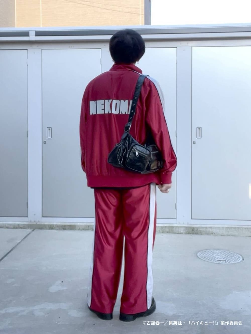 ブラック系のショルダーバッグ、ブラック系のTシャツ/カットソー、レッド系のその他パンツを着用したメンズの春コーディネートの2枚目の写真