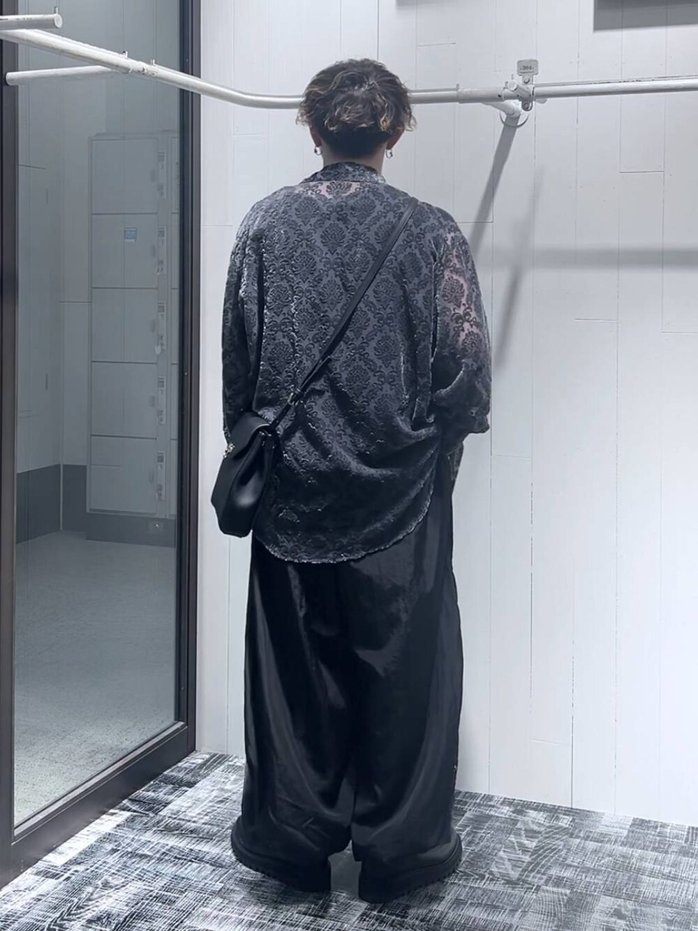 ブラック系のドレスシューズ、ブラック系のTシャツ/カットソー、ブラック系のショルダーバッグを着用したメンズの夏コーディネートの3枚目の写真