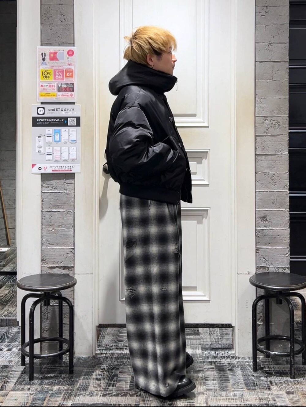 ブラック系のブルゾン、ブラック系のその他シューズ、ブラック系のその他パンツを着用したメンズの冬コーディネートの2枚目の写真