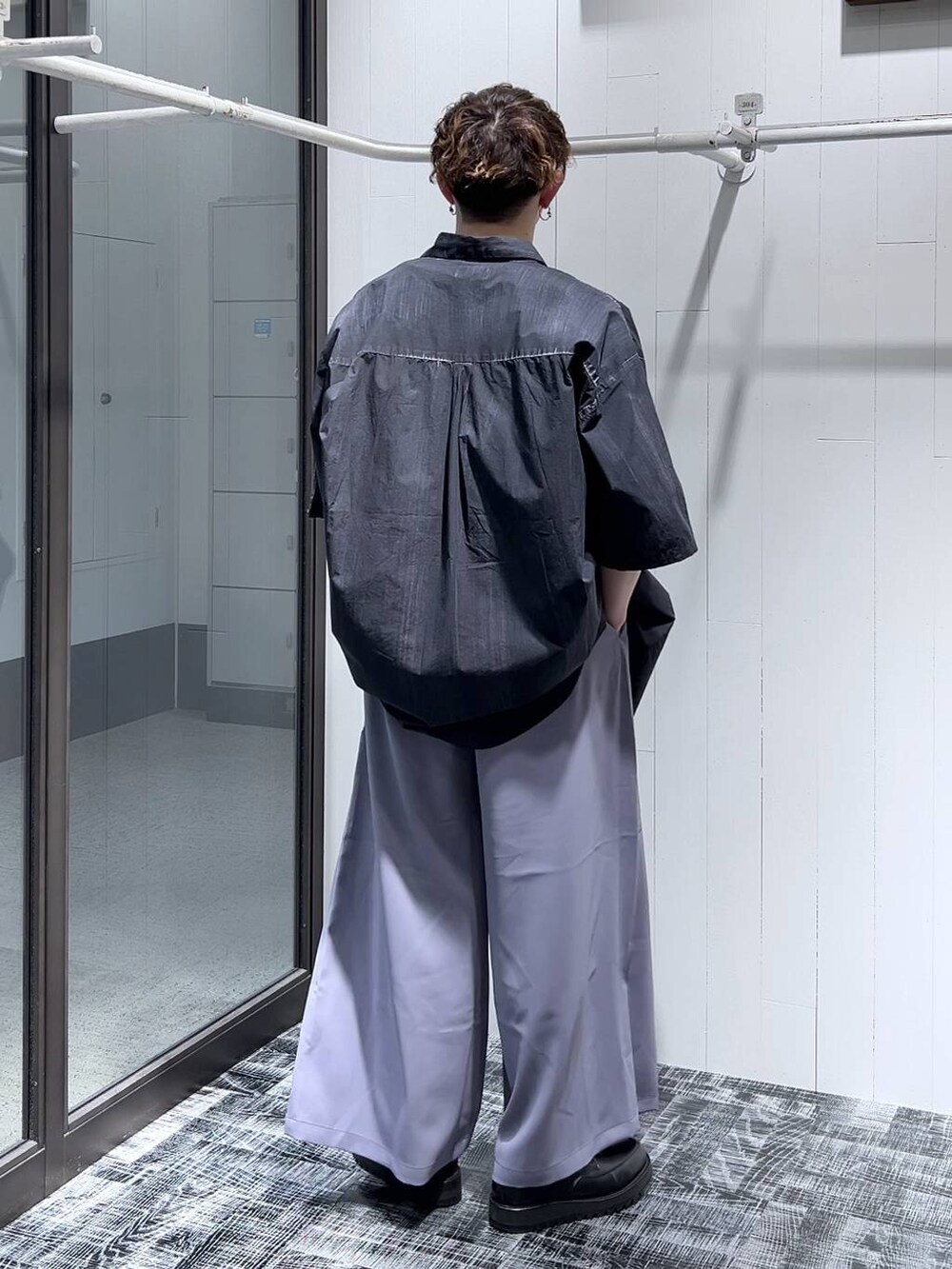 ブラック系のシャツ/ブラウス、グレー系のTシャツ/カットソー、ブラック系のドレスシューズを着用したメンズの春コーディネートの3枚目の写真