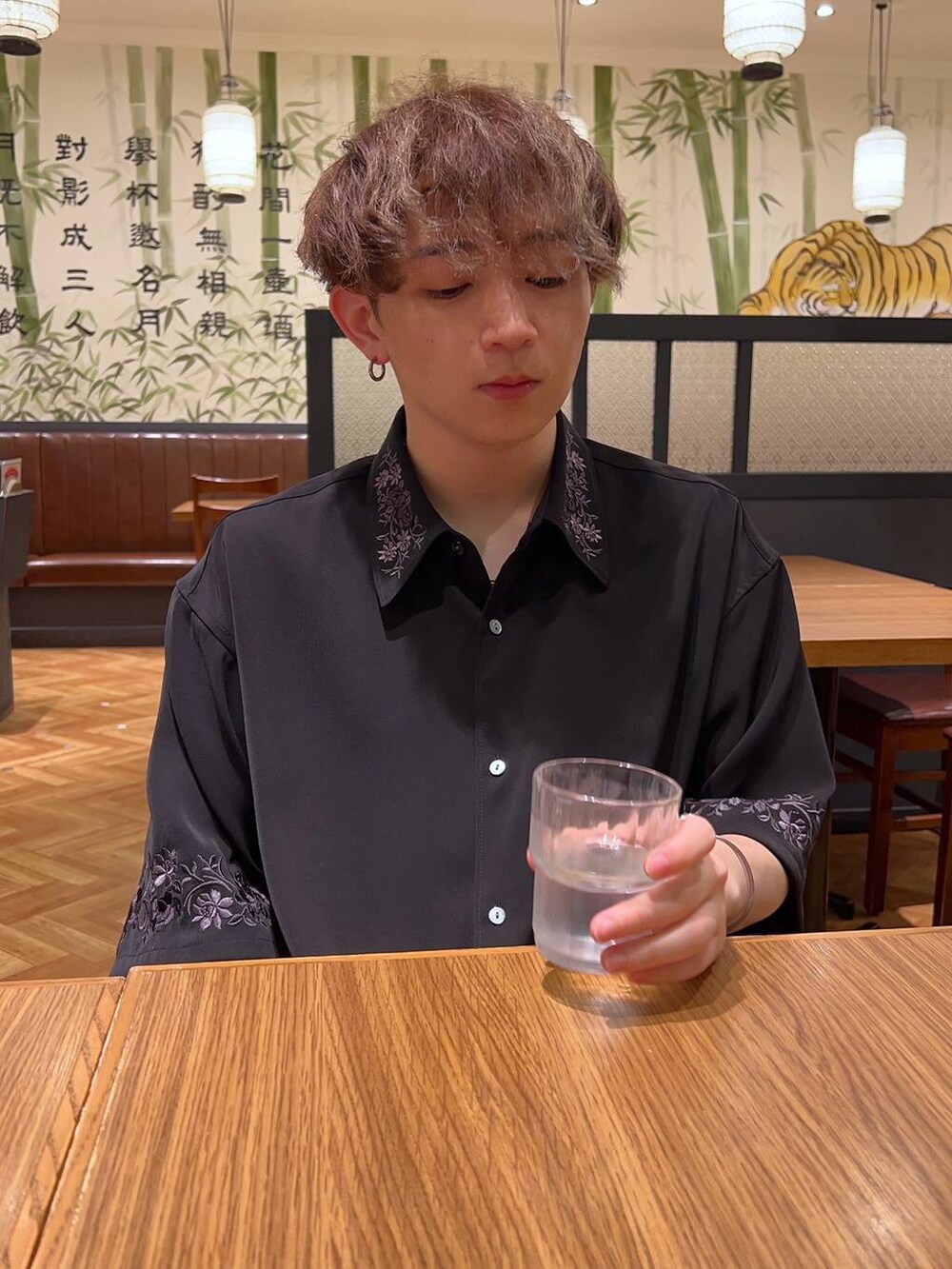 ブラック系のシャツ/ブラウス、ブラック系のその他パンツ、シルバー系のピアス（片耳用）を着用したメンズの秋コーディネートの4枚目の写真