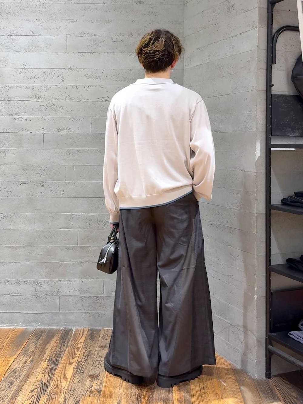 ブラック系のドレスシューズ、ブラック系のボストンバッグ、グレー系のニット/セーターを着用したメンズの夏コーディネートの3枚目の写真