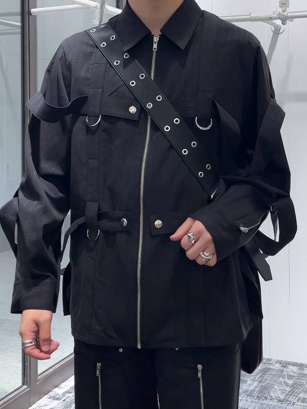 ブラック系のシャツ/ブラウス、ブラック系のその他パンツ、ブラック系のショルダーバッグを着用したメンズの秋コーディネートの5枚目の写真