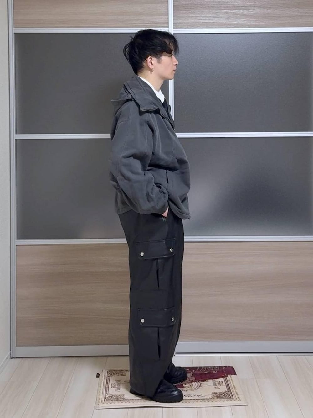 ブラック系のネクタイ、ホワイト系のシャツ/ブラウス、ブラック系のカーゴパンツを着用したメンズの秋コーディネートの2枚目の写真