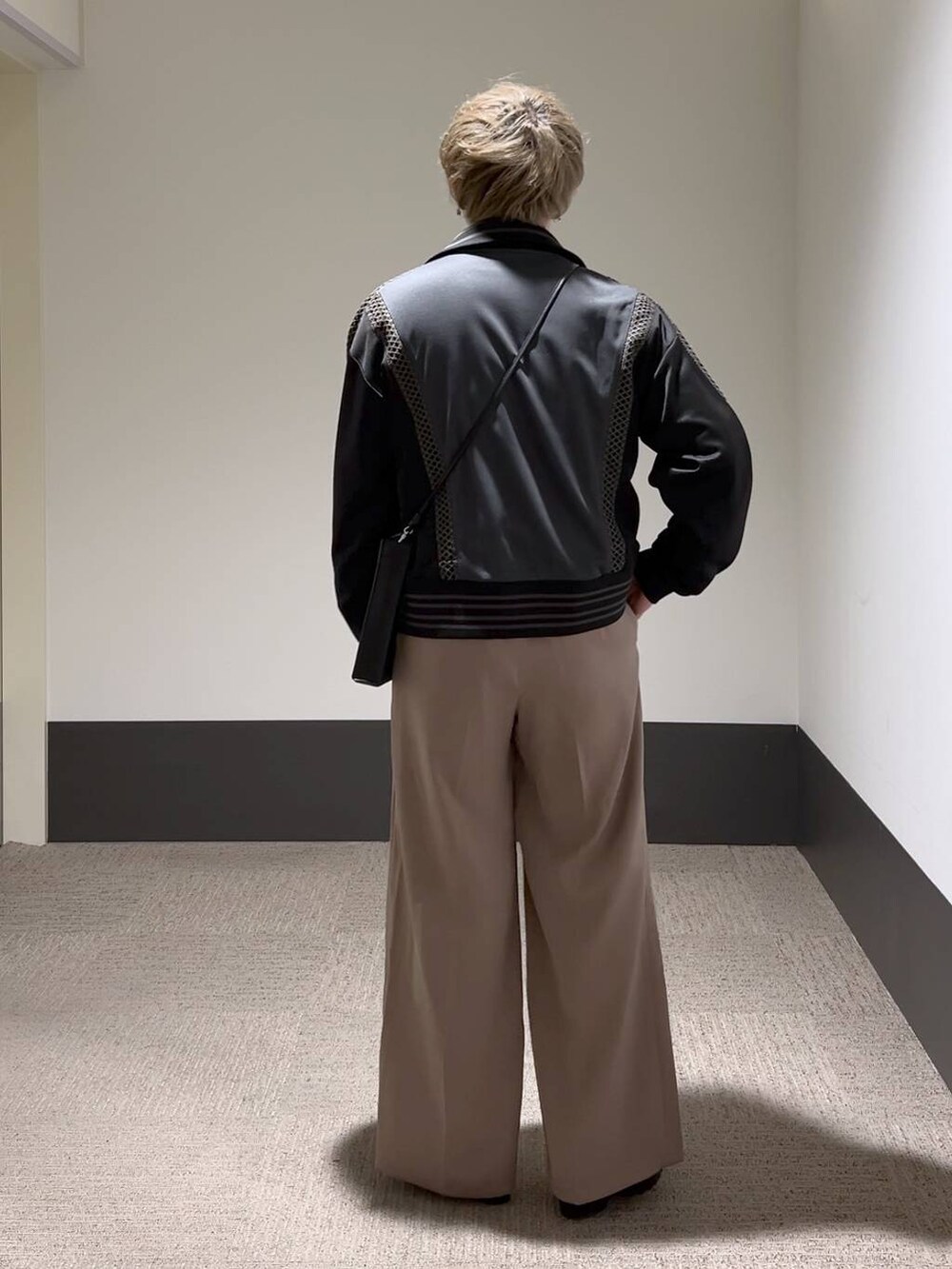 ピンク系のスラックス、ホワイト系のシャツ/ブラウス、ブラック系のドレスシューズを着用したメンズの冬コーディネートの3枚目の写真