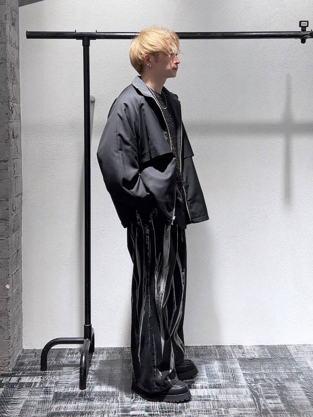 ブラック系のローファー、ブラック系のブルゾン、ブラック系のニット/セーターを着用したメンズの秋コーディネートの3枚目の写真